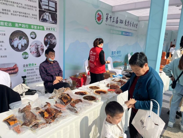 市民品嘗兔肉美食。蔣海濤攝